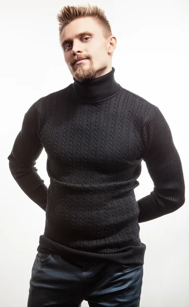 Studioporträt eines jungen gutaussehenden Mannes im Strickpullover. Nahaufnahme. — Stockfoto