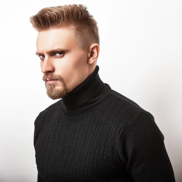 Retrato de estúdio de homem bonito jovem em camisola de malha. Foto de close-up . — Fotografia de Stock