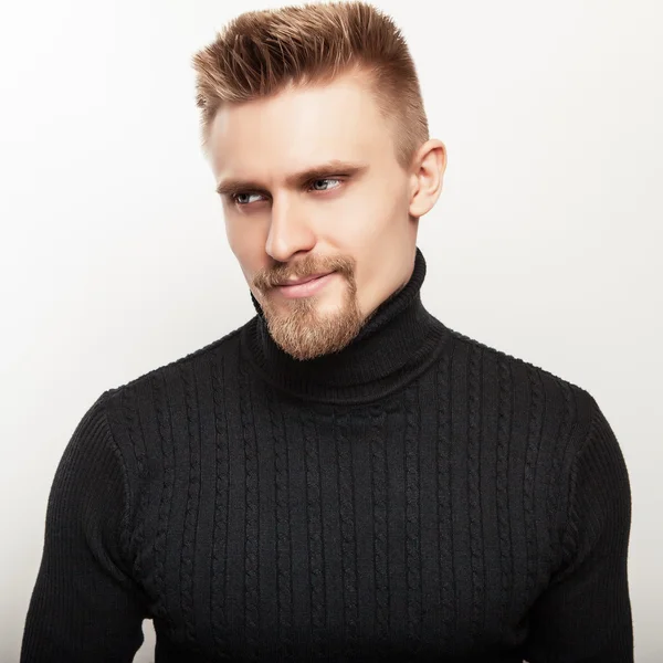 Retrato de estúdio de homem bonito jovem em camisola de malha. Foto de close-up . — Fotografia de Stock