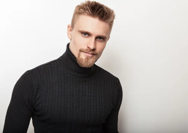 Retrato de estúdio de homem bonito jovem em camisola de malha. Foto de close-up . — Fotografia de Stock