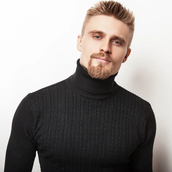 Retrato de estúdio de homem bonito jovem em camisola de malha. Foto de close-up . — Fotografia de Stock