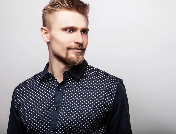 Eleganter junger gutaussehender Mann im Hemd. Modeporträt im Studio. — Stockfoto