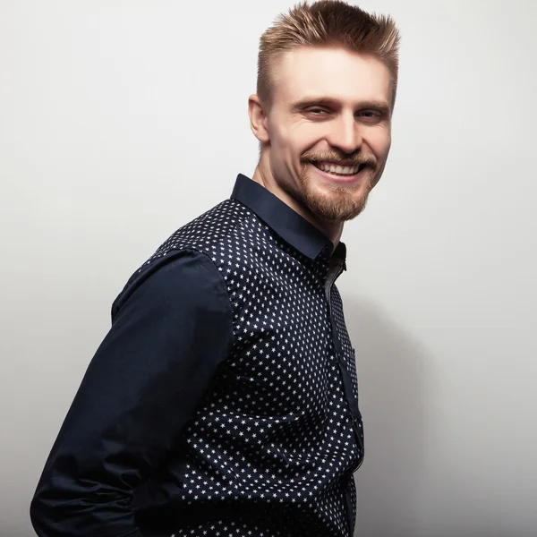 Elegante joven guapo hombre de camisa. Estudio retrato de moda . —  Fotos de Stock