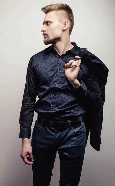 Elegante jovem e bonito homem de camisa. Estúdio retrato de moda . — Fotografia de Stock