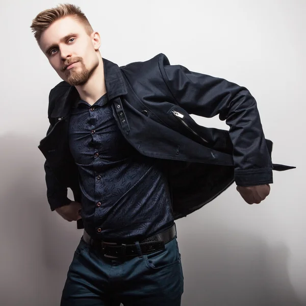 Elegante jovem e bonito homem de casaco preto. Estúdio retrato de moda . — Fotografia de Stock