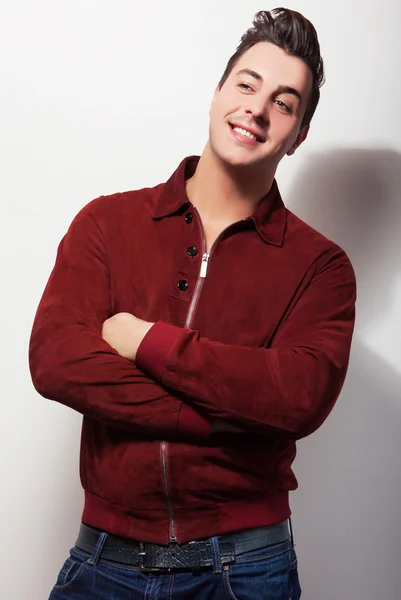 Elegante joven guapo hombre en chaqueta de gamuza claret. Estudio retrato de moda . —  Fotos de Stock