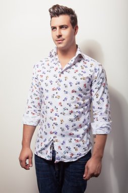 Parlak renkli tişörtlü zarif genç yakışıklı adam. Studio moda portre.