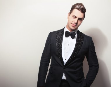 Siyah lüks kostüm zarif genç yakışıklı adam. Studio moda portre.