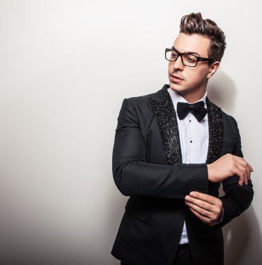 Siyah lüks kostüm zarif genç yakışıklı adam. Studio moda portre.