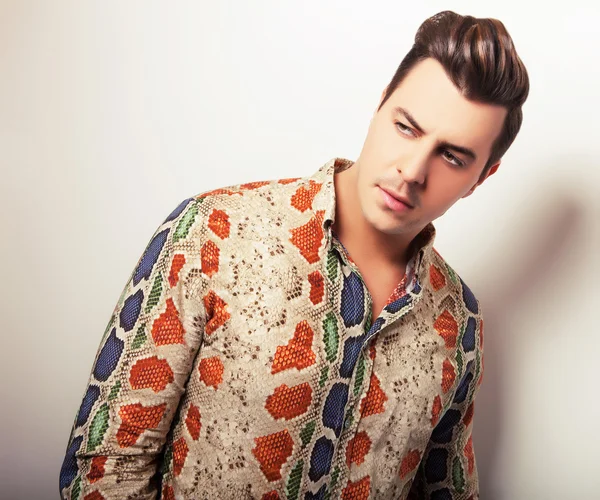 Elegante jovem homem bonito em camisa colorida brilhante. Estúdio retrato de moda . — Fotografia de Stock