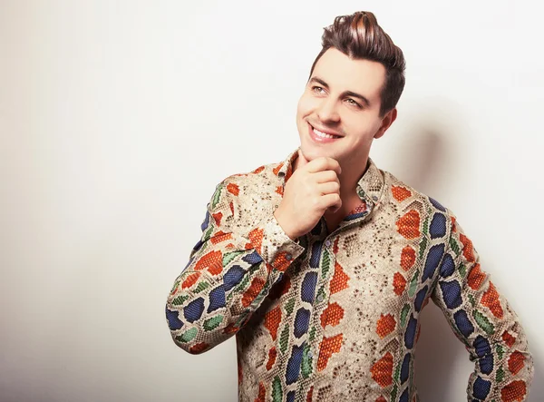 Elegante jovem homem bonito em camisa colorida brilhante. Estúdio retrato de moda . — Fotografia de Stock