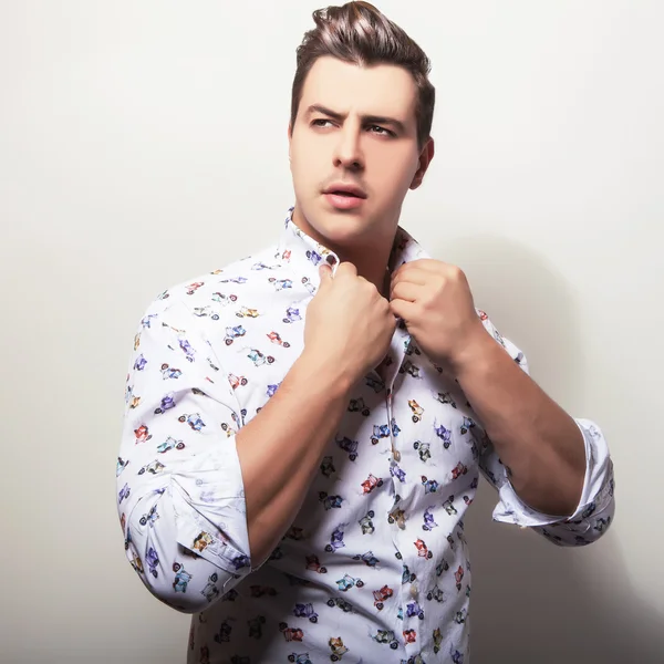 Elegante jovem homem bonito em camisa colorida brilhante. Estúdio retrato de moda . — Fotografia de Stock