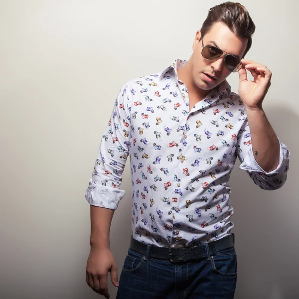 Elegant ung vacker man i ljusa färgglada skjorta. Studio mode porträtt. — Stockfoto