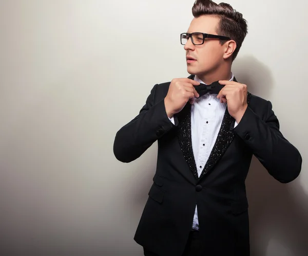 Elegante jovem homem bonito em traje de luxo preto. Estúdio retrato de moda . — Fotografia de Stock