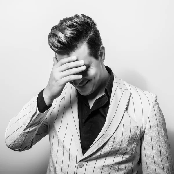 Retrato de estudio de un joven guapo emocional. Foto de primer plano en blanco y negro . — Foto de Stock