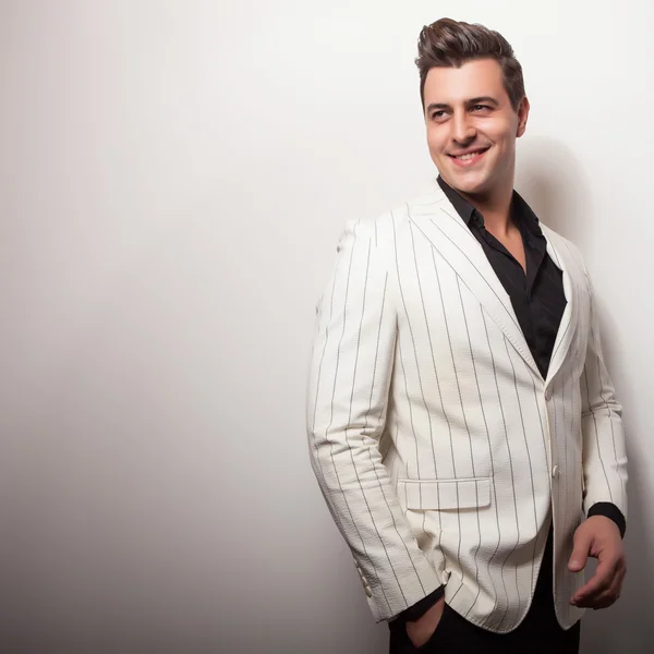 Elegante jovem e bonito homem de traje branco. Estúdio retrato de moda . — Fotografia de Stock