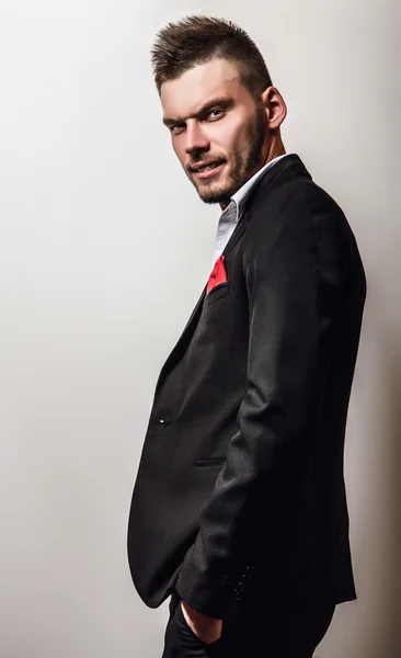 Elegante joven guapo hombre serio en traje negro. Estudio retrato de moda . — Foto de Stock