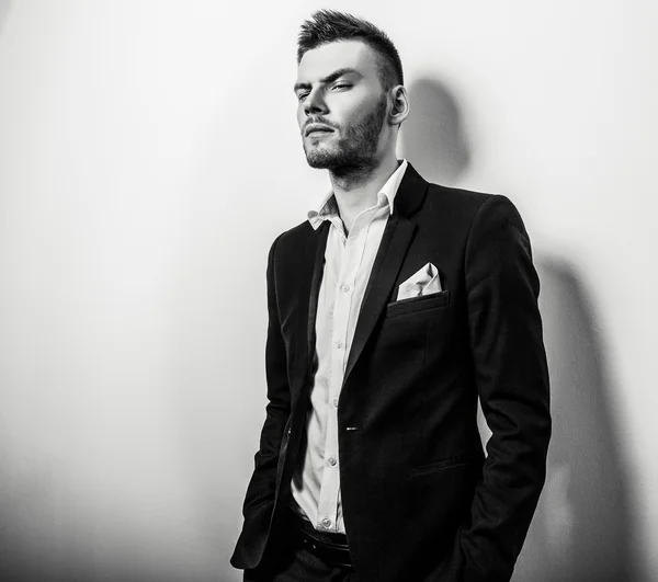 Elegante jovem e bonito homem sério em traje clássico. Retrato de moda estúdio preto-branco . — Fotografia de Stock