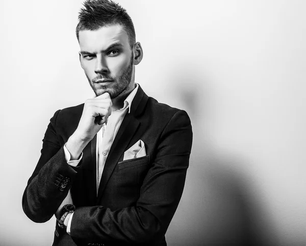 Elegante jovem e bonito homem sério em traje clássico. Retrato de moda estúdio preto-branco . — Fotografia de Stock