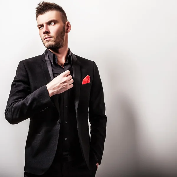 Elegante jovem e bonito homem sério em traje preto. Estúdio retrato de moda . — Fotografia de Stock