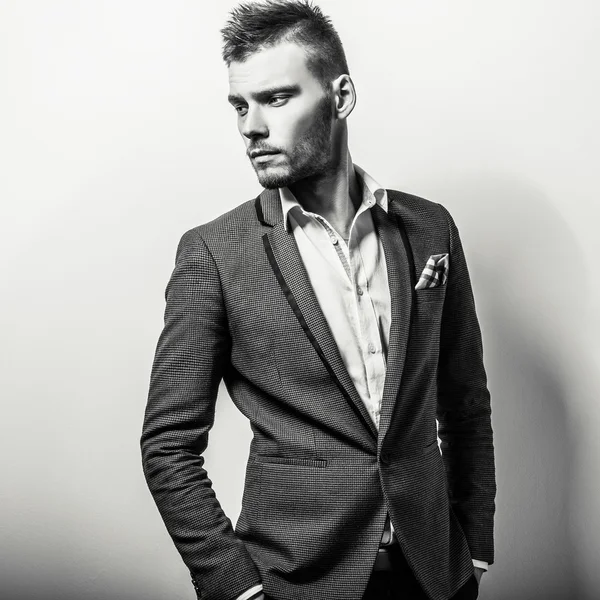 Elegante joven guapo hombre serio en traje clásico. Retrato de moda estudio blanco y negro . —  Fotos de Stock