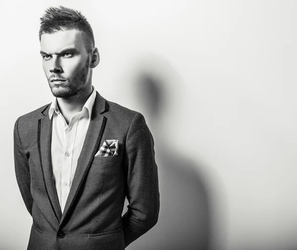 Elegante jovem e bonito homem sério em traje clássico. Retrato de moda estúdio preto-branco . — Fotografia de Stock