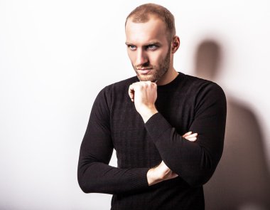 Stüdyo örme kazak genç yakışıklı adam portresi. Yakın çekim fotoğraf.