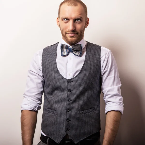 Elegante jovem e bonito homem de fato cinzento. Estúdio retrato de moda . — Fotografia de Stock