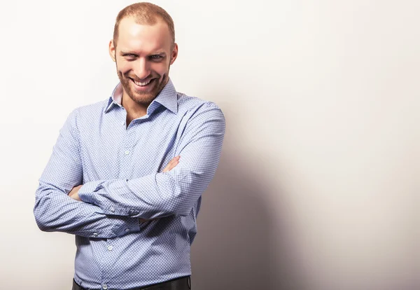 Elégant jeune homme beau en chemise colorée lumineuse. Studio portrait de mode . — Photo