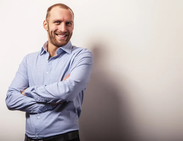 Elegante jovem homem bonito em camisa colorida brilhante. Estúdio retrato de moda . — Fotografia de Stock