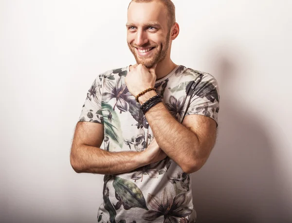 Elegante jonge knappe man in heldere kleurrijke t-shirt. Studio mode portret. knappe — Stockfoto