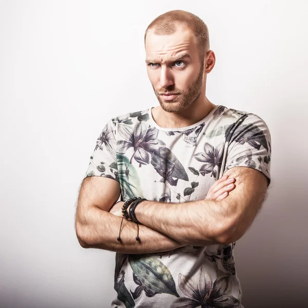 Elegante jonge knappe man in heldere kleurrijke t-shirt. Studio mode portret. knappe — Stockfoto