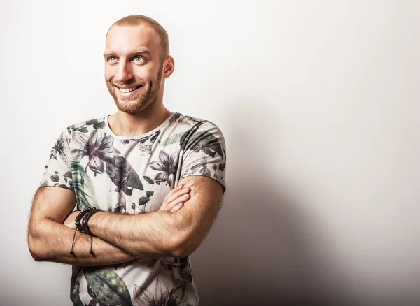 Elégant jeune homme beau en t-shirt coloré lumineux. Portrait de mode studio. beau gosse — Photo