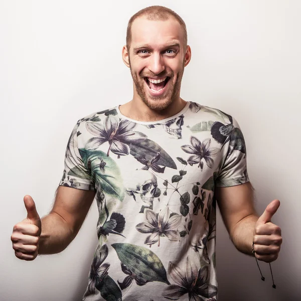 Eleganter junger gutaussehender Mann in leuchtend buntem T-Shirt. Modeporträt im Studio. hübsch — Stockfoto