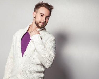 Zarif ve olumlu yakışıklı delikanlı. Studio moda portre.