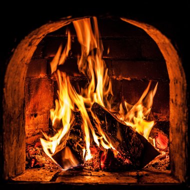 Şömine ile cayır cayır yanan bir ateş. Fotoğraf.