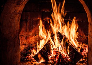 Şömine ile cayır cayır yanan bir ateş. Fotoğraf.