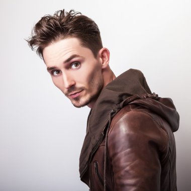 Kahverengi deri ceket çekici genç adam poz studio.