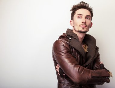 Kahverengi deri ceket çekici genç adam poz studio.