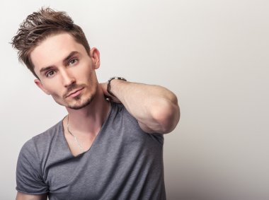 Gri t-shirt genç yakışıklı adam portresi.