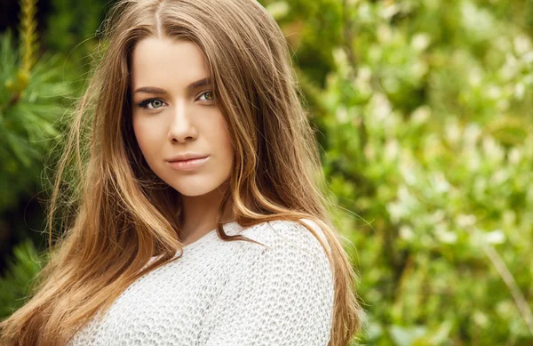 Outdoors portrait of beautiful young girl in casual white sweater. — Zdjęcie stockowe