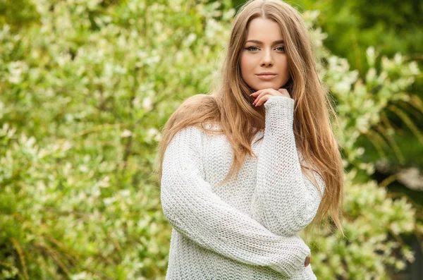 Outdoors portrait of beautiful young girl in casual white sweater. — Stok fotoğraf