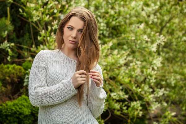 Draußen Porträt der schönen jungen Mädchen in lässigem weißen Pullover. — Stockfoto