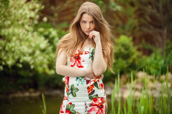 Portrait en plein air de belle jeune fille en robe colorée lumineuse . — Photo