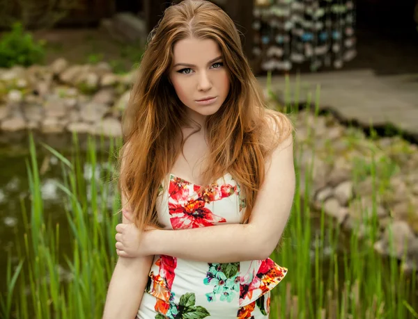 Retrato al aire libre de hermosa chica joven en vestido colorido brillante . —  Fotos de Stock