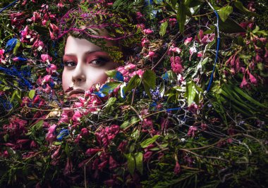 Peri masalı kız portre doğal bitki ve çiçekler ile çevrili. Parlak fantastik filmde Art Resim.