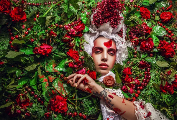 Retrato de mulher conto de fadas rodeado de plantas naturais e rosas. Imagem de arte em estilização fantasia brilhante . — Fotografia de Stock
