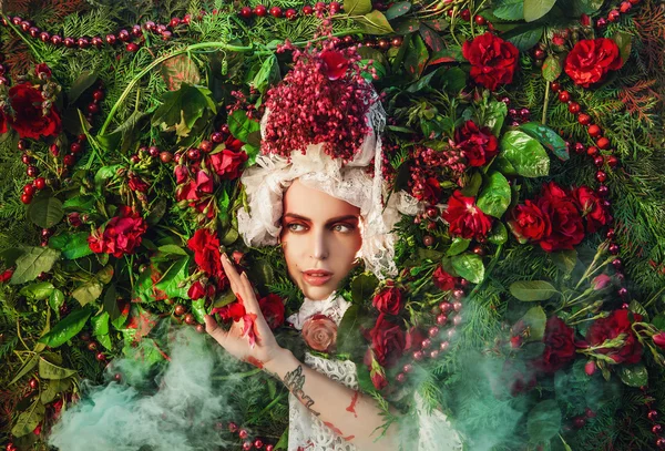 Märchenhaftes Frauenporträt umgeben von natürlichen Pflanzen und Rosen. Kunstbild in greller Fantasie-Stilisierung. — Stockfoto