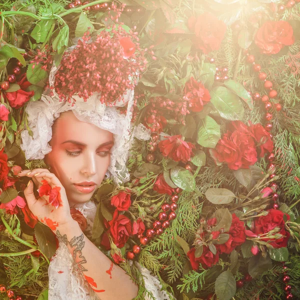 Retrato de mulher conto de fadas rodeado de plantas naturais e rosas. Imagem de arte em estilização fantasia brilhante . — Fotografia de Stock