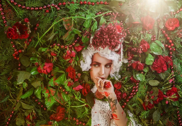 Retrato de mulher conto de fadas rodeado de plantas naturais e rosas. Imagem de arte em estilização fantasia brilhante . — Fotografia de Stock